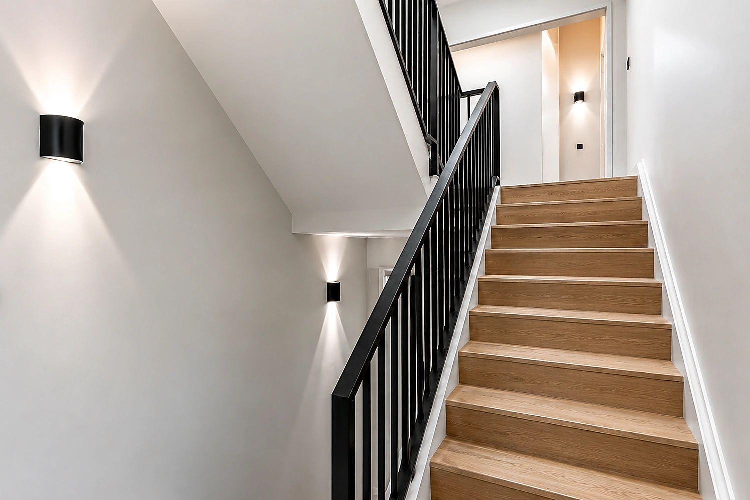 Fotorealistisches Beispiel eines renovierten Treppenhauses mit Holzstufen, hellen Wänden und schwarzen Geländern